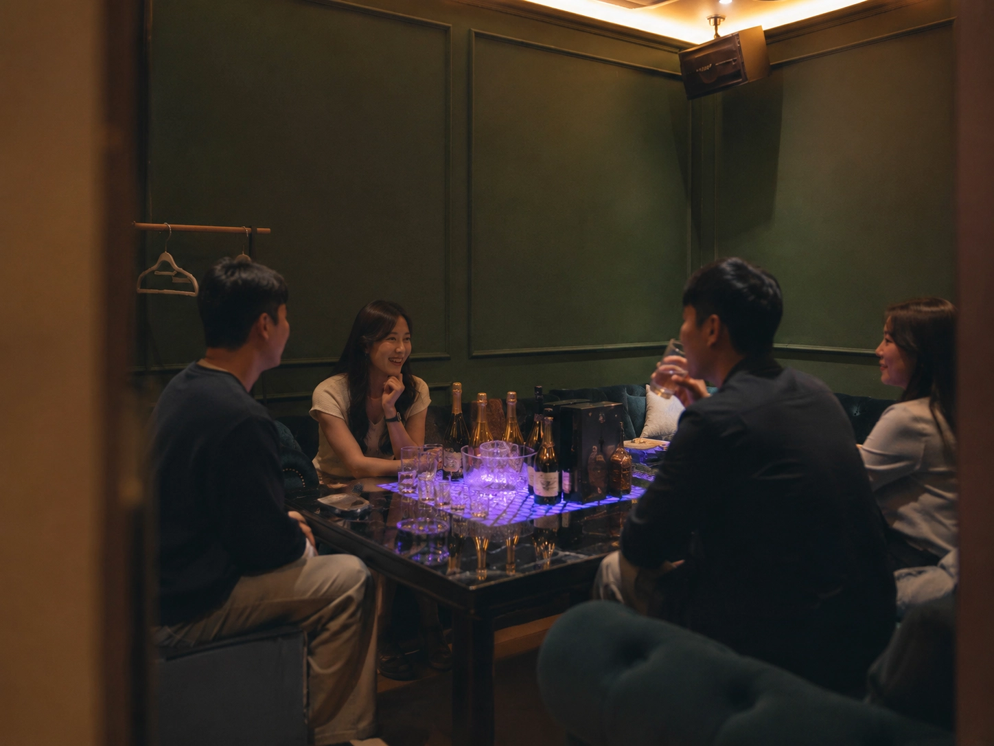 해운대 호빠 깐따삐야 프라이빗 룸에서 한국인 손님들이 편하게 대화하는 분위기 이미지
