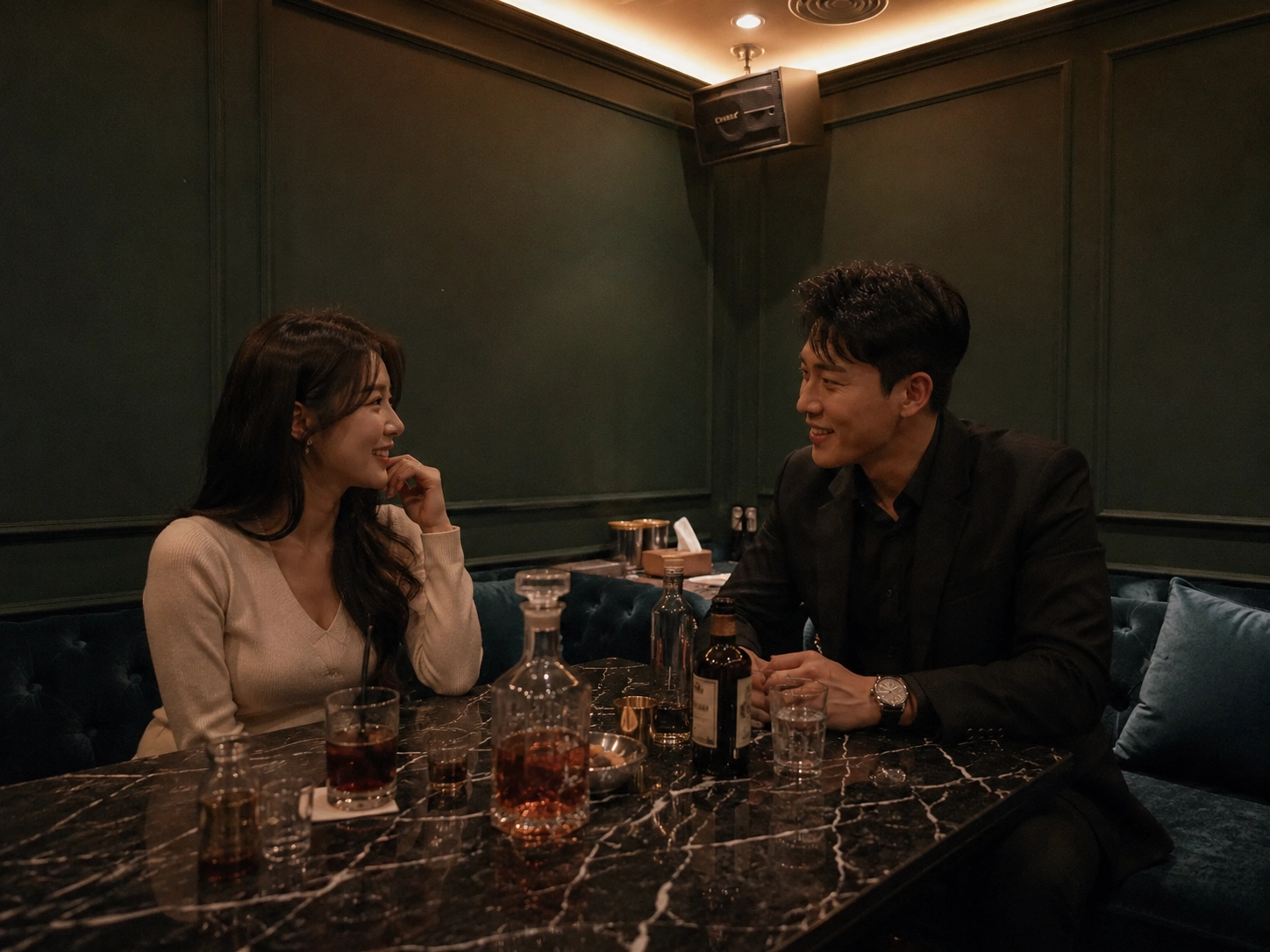 해운대 호빠 깐따삐야 실장이 손님과 선수 스타일을 상담하는 장면