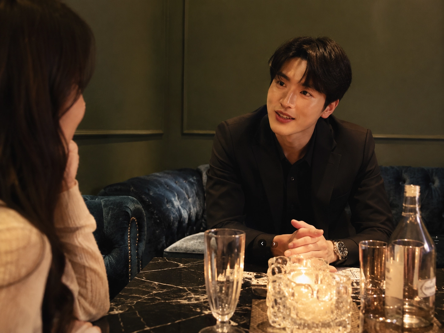 해운대 호빠에서 여성 고객과 잘생긴 한국인 남성 호스트가 차분하게 대화하는 이미지
